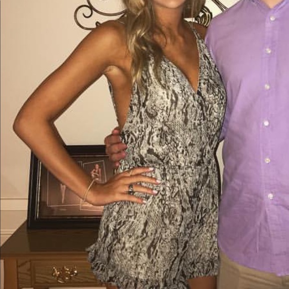 TOBI “Aria Grey Plunging Romper” - Picture 3 of 4